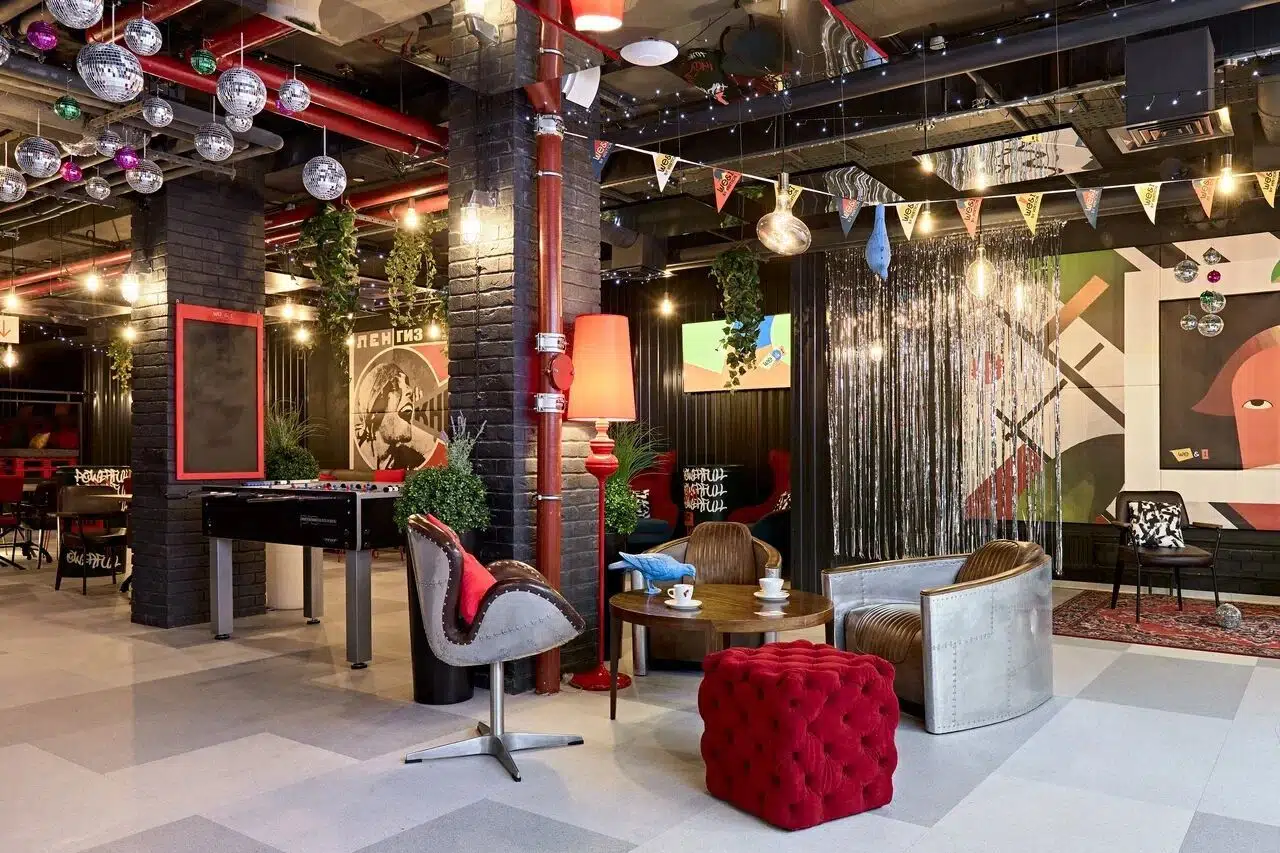 «Vertical We&I Лесная» — современный апарт-отель бизнес-класса в Выборгском районе Санкт-Петербурга. Это 14-этажный монолитный корпус с несколькими сотнями полностью готовых к заселению апартаментов: с чистовой отделкой, мебелью, кухней, сантехникой и большими окнами с видом на город. Если вы рассматриваете апарт-отель «Vertical We&I Лесная» как вариант для жизни или доходных инвестиций, здесь сочетаются формат отеля, городской комфорт и выгодная локация недалеко от центра. Основные характеристики комплекса класс: бизнес тип: монолитный апарт-отель этажность: около 14–15 этажей апартаменты: студийные форматы площадью примерно от 12,8 до 33,1 м² статус: дом сдан, апартаменты готовы к заселению отделка: чистовая с мебелью и кухонным оборудованием парковка: открытая охраняемая стоянка территория: детская и спортивная площадки, беговые дорожки, прогулочная зона Локация и транспортная доступность Отель «Vertical We&I Лесная» расположен рядом с крупными магистралями северной части города: Большим Сампсониевским проспектом, Лесным проспектом, Кантемировской улицей и Выборгской набережной. до метро «Лесная» — около 10–11 минут пешком; до остановок наземного транспорта — около 5 минут пешком; до Невского проспекта при свободных дорогах — около 15 минут на автомобиле; до ЗСД — около 7 км; до КАД — примерно 10 км. Такое расположение делает «Vertical We&I Лесная» удобным вариантом для тех, кто ценит быстрый доступ в центр и к выездам за город. Инфраструктура: всё под рукой На территории и рядом с комплексом жители и гости апарт-отеля «Vertical We&I Лесная» получают доступ ко всем базовым сервисам: Внутри комплекса: наземный паркинг с видеонаблюдением; детская площадка и спортивная зона с беговыми дорожками; ресторан, фитнес-зал, прачечная; холл с ресепшен, коворкинг-пространством и консьерж-сервисом; дополнительные услуги: доставка еды, химчистка, вызов такси, прачечная самообслуживания с управлением через приложение. В пешей доступности: школы, лицей, детские сады и колледжи; поликлиника и частные медицинские центры; продуктовые магазины, кафе, семейные рестораны; фитнес-клубы и салоны красоты; отделения банков, сервисные организации; торговый центр с кинотеатром и гипермаркетом. Любители прогулок и культурного отдыха оценят близость зелёных зон и знаковых мест: скверы и сады, ботанический сад, зоопарк, планетарий, театральные площадки. Архитектура и внутреннее устройство Здание апарт-отеля «Vertical We&I Лесная» построено по монолитно-каркасной технологии, что обеспечивает устойчивость, долговечность и хорошую шумо- и теплоизоляцию. Фасад отделан керамической плиткой и натуральным декоративным камнем в спокойной пастельной гамме — комплекс выглядит современно и аккуратно в городской застройке. Внутри: светлые холлы с современным дизайном; бесшумные скоростные лифты; продуманная навигация; зоны ожидания и коворкинг для работы. Апартаменты: формат «заезжай и живи» Апартаменты в Петербурге «Vertical We&I Лесная» полностью готовы к проживанию или сдаче в аренду: чистовая отделка; установлена мебель и кухонный гарнитур; техника: плита, микроволновая печь, холодильник, чайник; продуманная прихожая с местами хранения и сейфом; двуспальная кровать и зона отдыха с телевизором; санузел с душевой, сантехникой, феном и полотенцами. Форматы — компактные студии, оптимальные для: краткосрочной аренды (туристы, командировки); длительного проживания одного человека или пары; смешанного использования: часть времени — личное проживание, часть — аренда. Для кого подойдёт «Vertical We&I Лесная» Апарт-отель «Vertical We&I Лесная» — удачный выбор, если вы: ищете компактное жильё бизнес-класса недалеко от центра; подбираете объект под сдачу в аренду с понятной управляемой моделью; хотите жить рядом с метро и ключевыми магистралями; цените сервис отеля и готовую инфраструктуру вокруг дома. Благодаря формату «всё включено» «Vertical We&I Лесная» подходит как для инвесторов, так и для тех, кому важно заехать без ремонта и обустройства. Оставьте заявку Планируете купить апартаменты «Vertical We&I Лесная» или хотите уточнить детали по доходности и формату управления? Оставьте заявку: укажите желаемую площадь, бюджет и цель покупки (для жизни или инвестиций). Специалисты расскажут об актуальных предложениях в апарт-отеле «Vertical We&I Лесная», подберут подходящий номер, проконсультируют по договору купли-продажи и помогут организовать просмотр объекта.